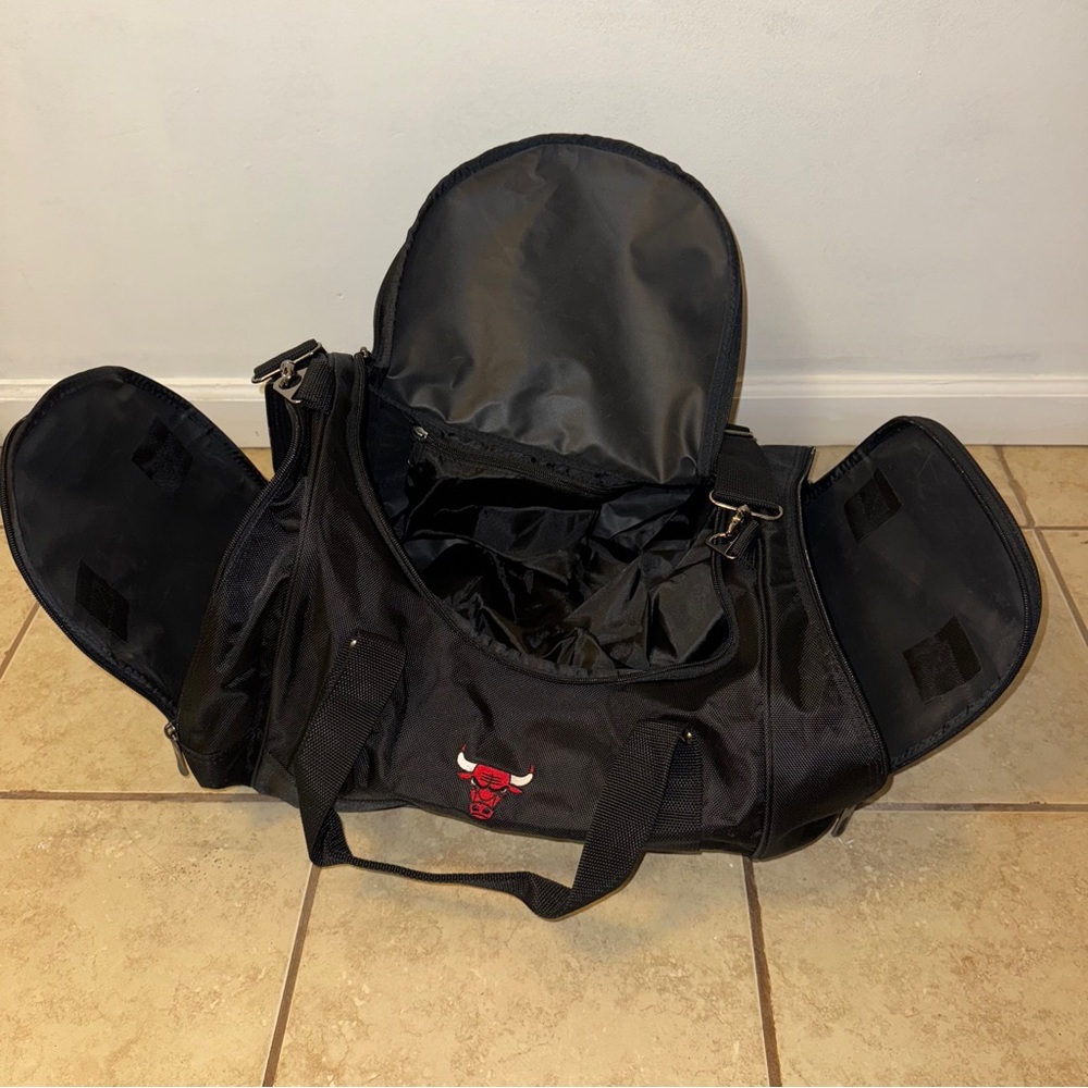 Chicago Bulls Duffle Bag - Picture 8 of 12